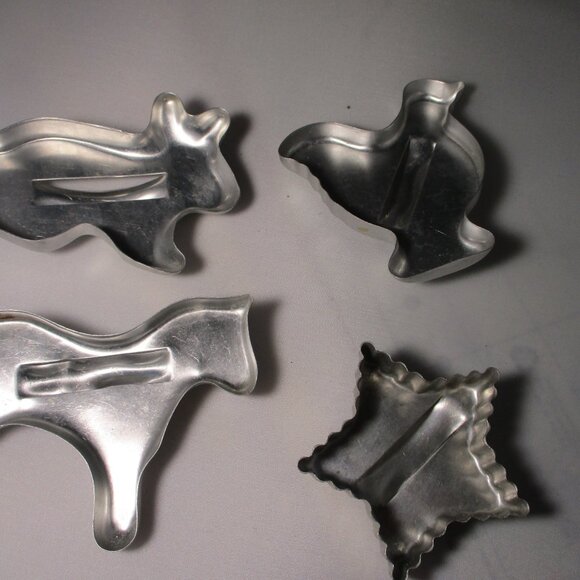 Vintage bunny, horse, chicken cookie cutters + doughnut cutter and more - Picture 2 of 4